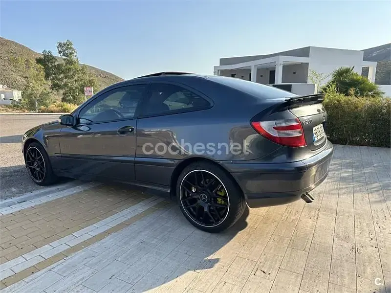 Usado Mercedes C200 122 CV (89 kW) 2007 Gris / plata Berlina