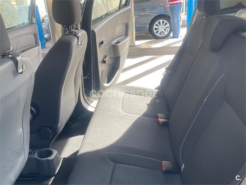 Usado Dacia Sandero Essentiel 73 CV (53 kW) 2019 Gris / plata Berlina