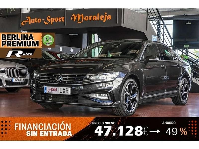 Gris Usado 2022 VW Passat R-line Berlina | 21.900 € (Un poco caro) - Imagen 1/4