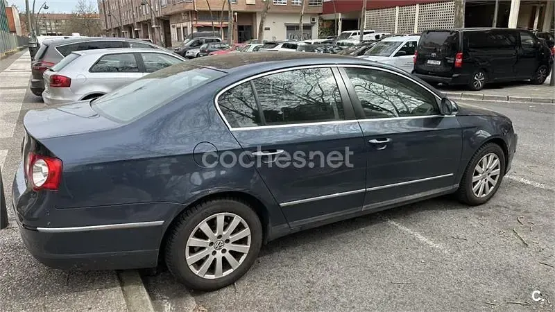 Usado VW Passat Trendline 115 CV (84 kW) 2006 Azul Berlina