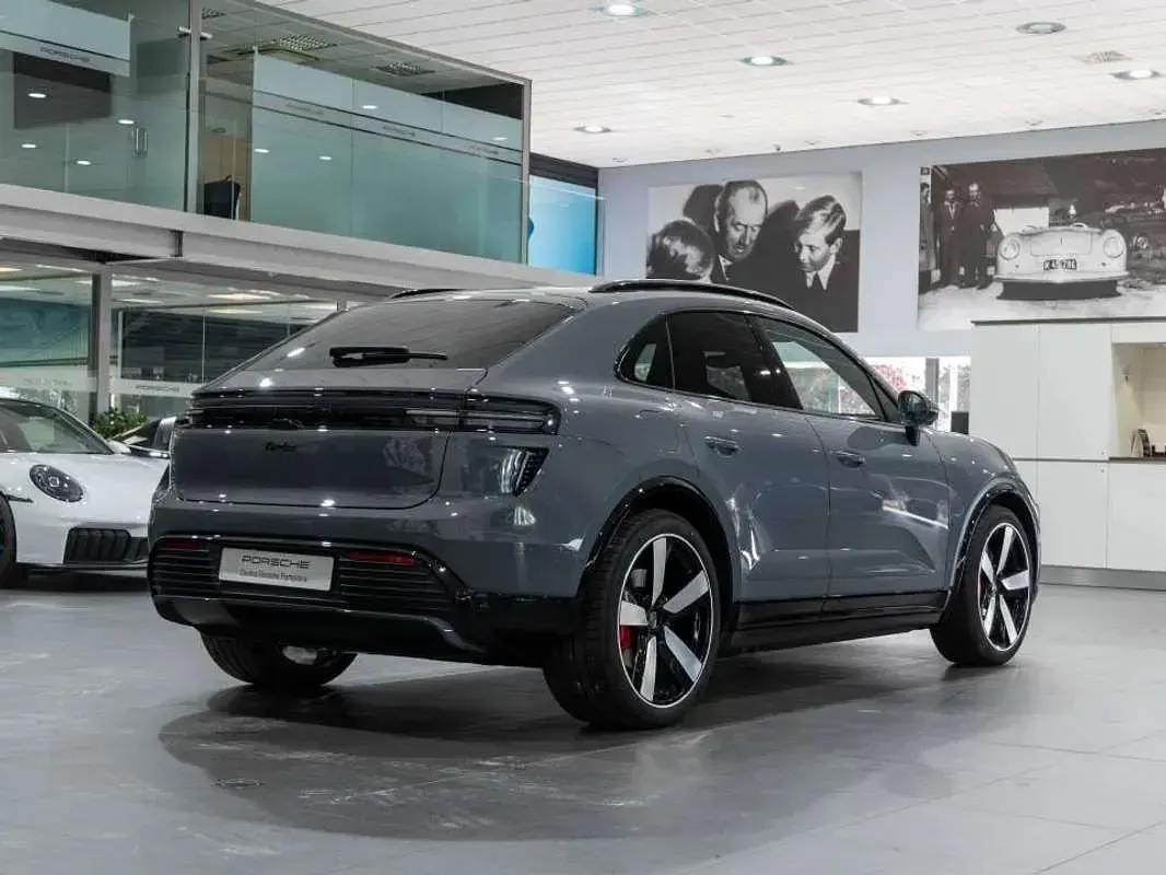 Usado Porsche Macan Turbo 469 kW (639 CV) 2025 Gris SUV