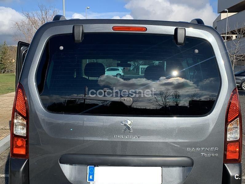Usado Peugeot Partner Tepee Outdoor 120 CV (88 kW) 2016 Gris / plata Monovolumen