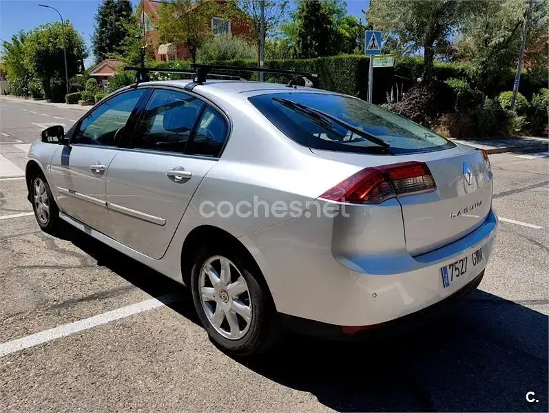Usado Renault Laguna III Expression 110 CV (80 kW) 2010 Gris / plata Berlina