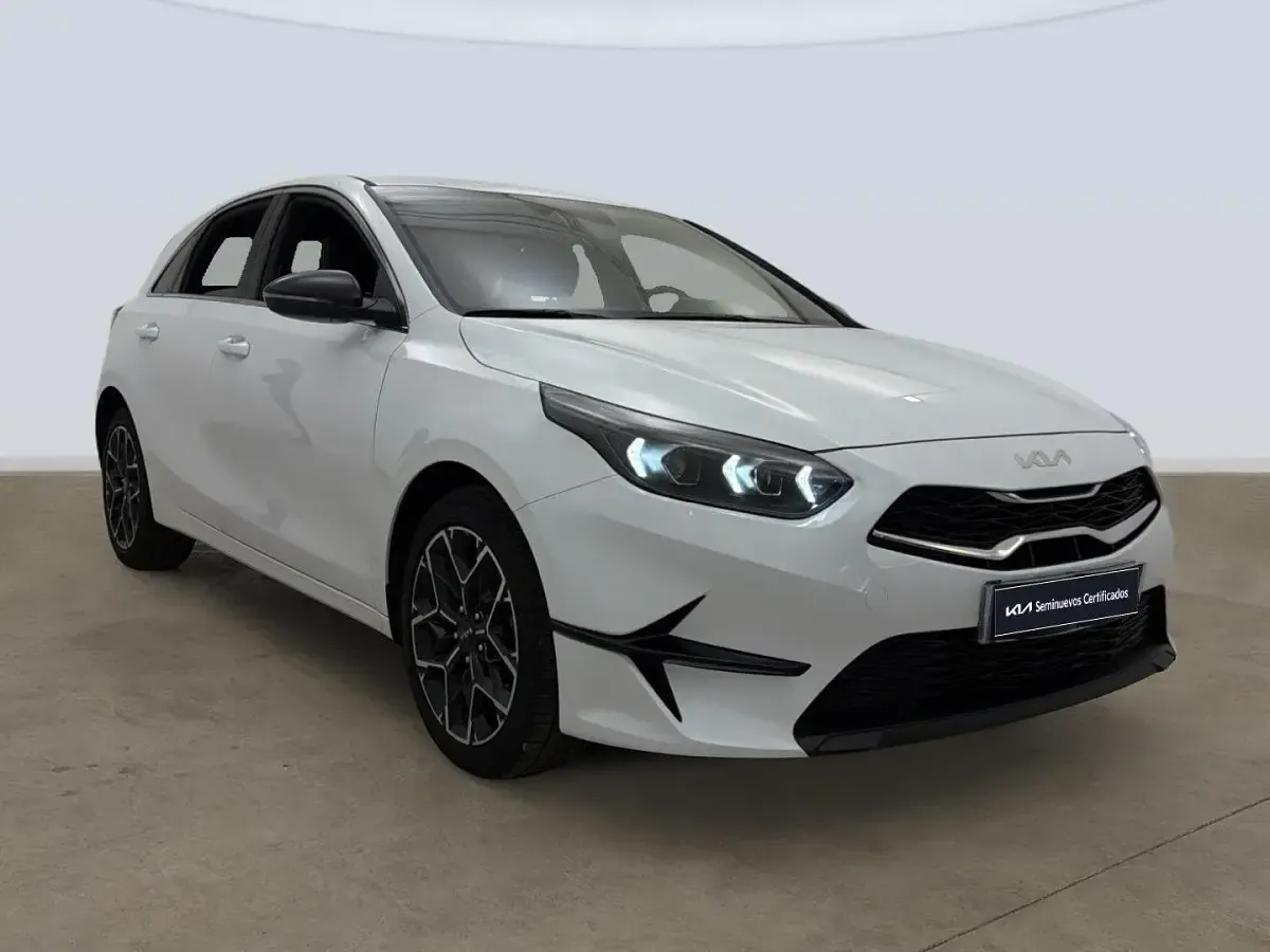 Usado Kia Ceed Edition 7 101 CV (74 kW) 2025 Blanco Utilitario