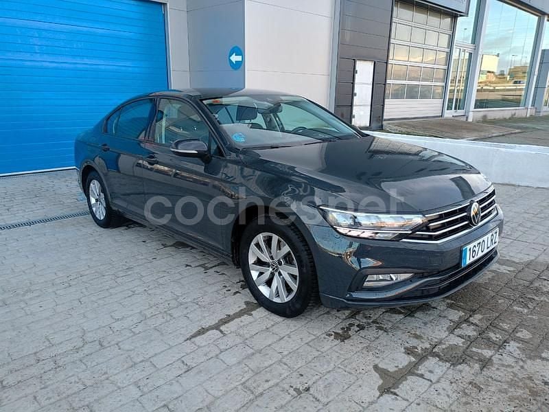 Gris / plata Usado 2021 VW Passat Business Berlina | 17.100 € (Precio justo) - Imagen 1/4