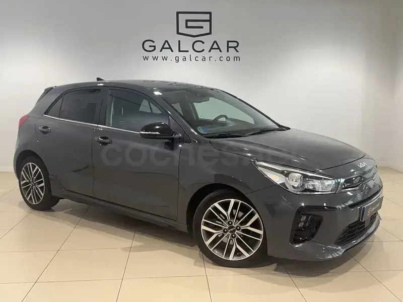 Usado Kia Rio GT-Line 120 CV (88 kW) 2023 Gris / plata Berlina