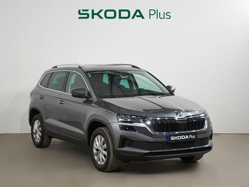 Gris Usado 2022 Skoda Karoq Ambition SUV | 24.500 € (Un poco caro) - Imagen 1/4