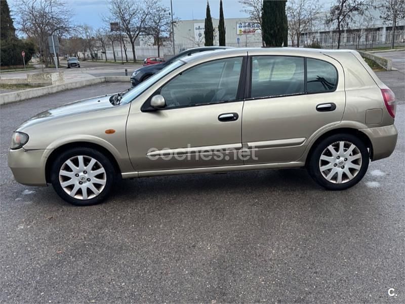 Usado Nissan Almera Visia 112 CV (82 kW) 2004 Beige Berlina