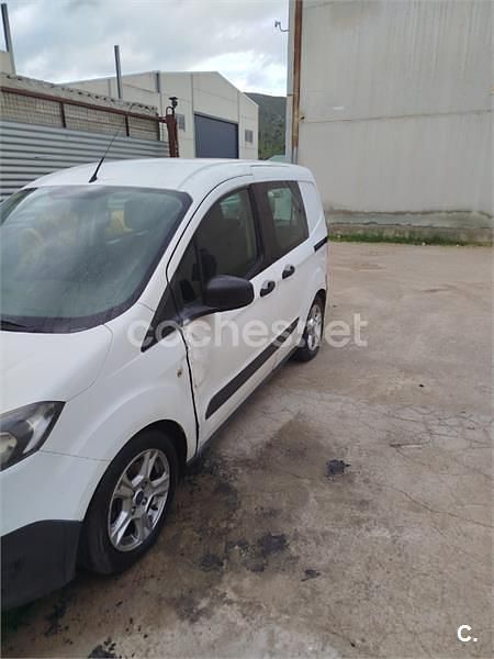 Usado Ford Tourneo Courier Trend 95 CV (69 kW) 2016 Blanco Monovolumen