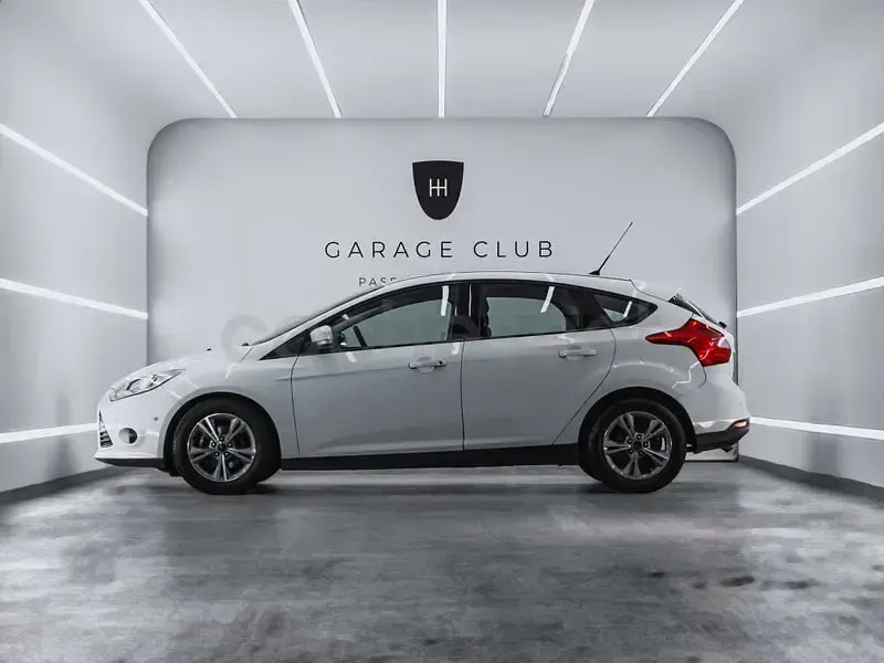 Usado Ford Focus 125 CV (91 kW) 2013 Blanco Berlina
