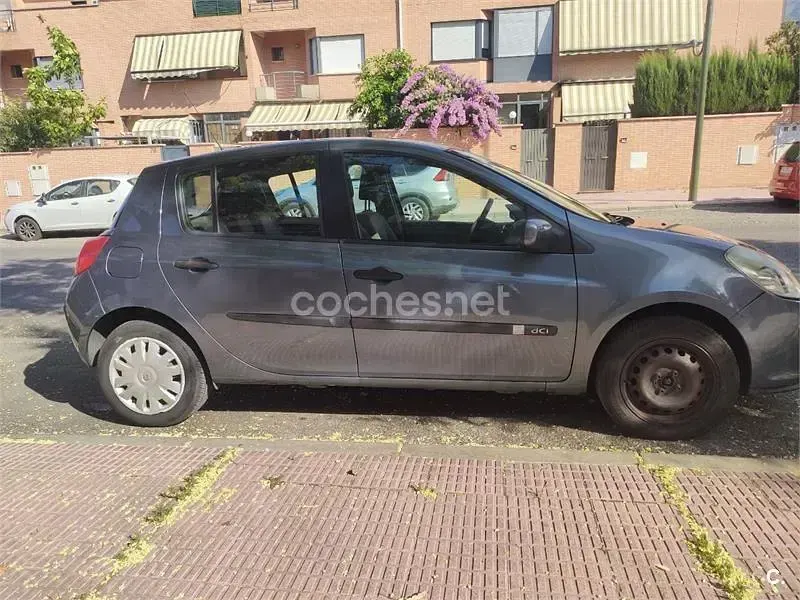 Usado Renault Clio II Dynamique 85 CV (62 kW) 2005 Azul Berlina