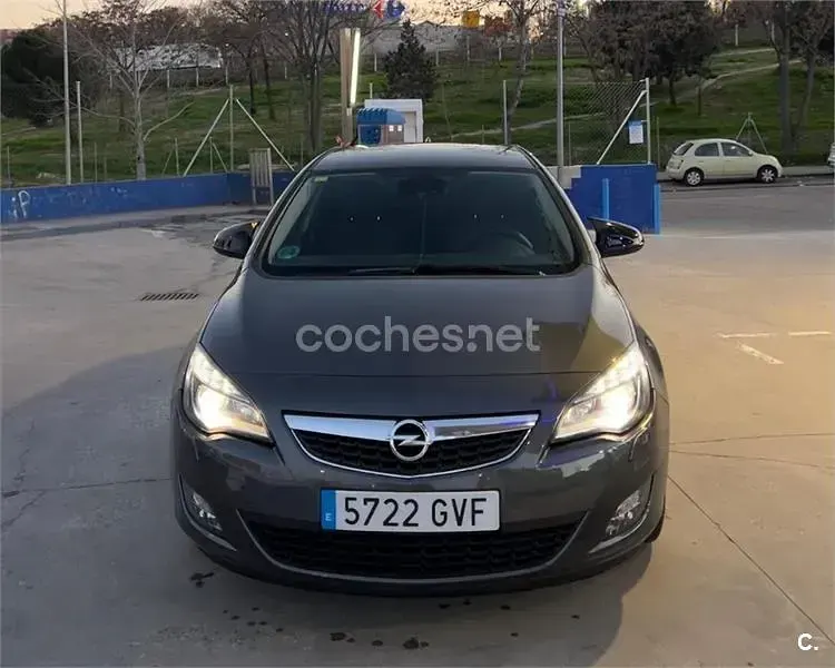 Usado Opel Astra Cosmo 115 CV (84 kW) 2010 Negro Berlina