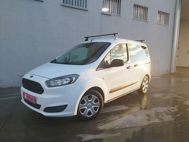 Usado Ford Tourneo Courier Trend 100 CV (73 kW) 2018 Blanco Monovolumen