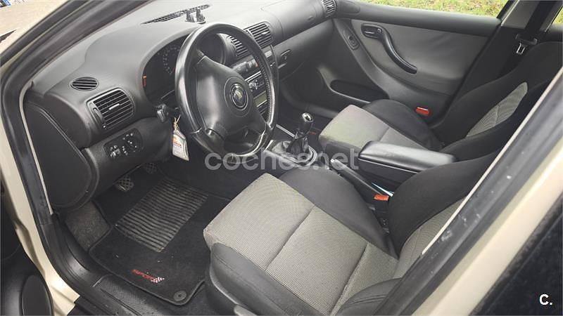 Usado Seat Toledo Sport 110 CV (80 kW) 2003 Beige Berlina