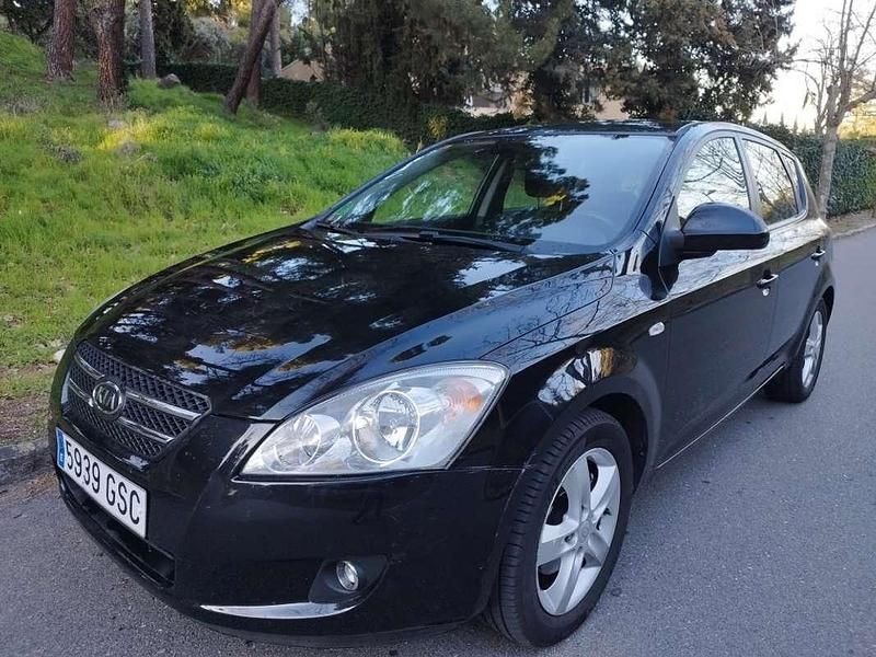 Usado Kia Ceed Active 126 CV (92 kW) 2010 Negro Utilitario