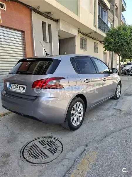 Usado Peugeot 308 Allure 110 CV (80 kW) 2018 Gris / plata Berlina