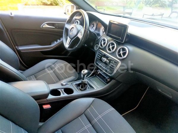 Usado Mercedes A180 AMG line 109 CV (80 kW) 2014 Blanco Berlina