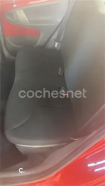 Usado Toyota Aygo 68 CV (50 kW) 2008 Rojo Utilitario