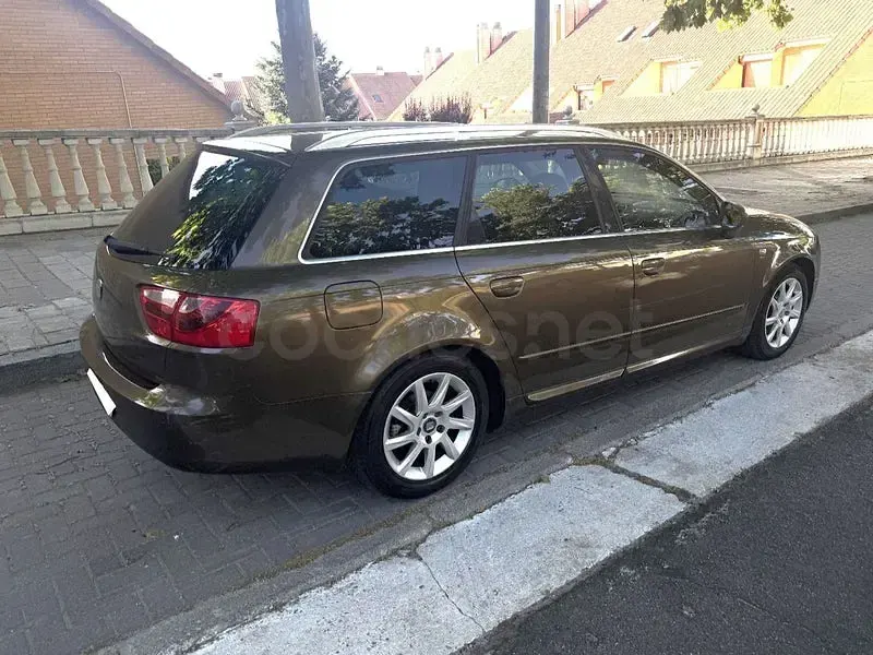 Usado Seat Exeo Ecomotive 143 CV (105 kW) 2013 Gris / plata Familiar