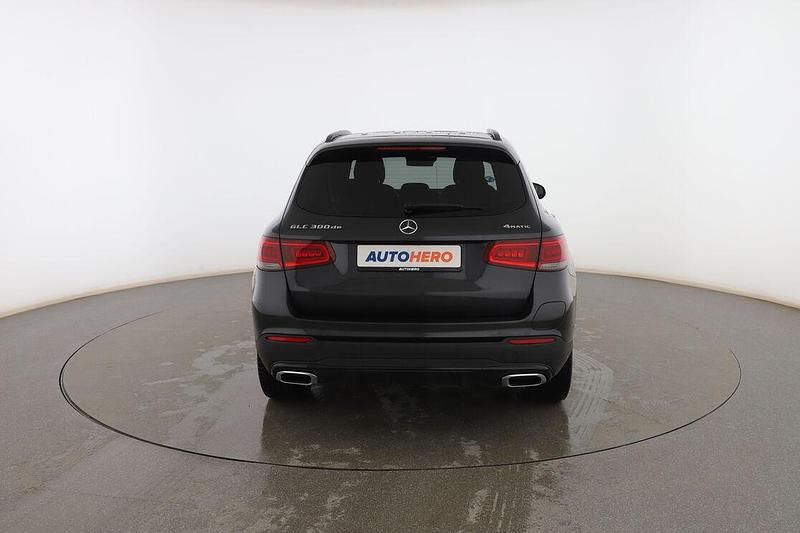 Usado Mercedes GLC300e AMG line 306 CV (225 kW) 2020 Gris SUV