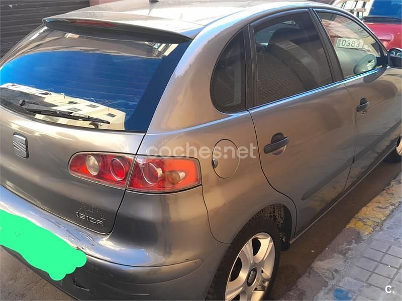 Usado Seat Ibiza 75 CV (55 kW) 2002 Gris / plata Berlina