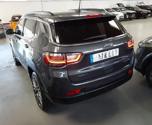 Usado Jeep Compass Limited 190 CV (139 kW) 2022 Gris / plata SUV