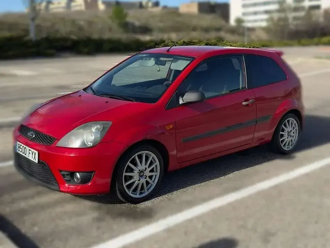 Usado Ford Fiesta Sport 101 CV (74 kW) 2007 Rojo Utilitario