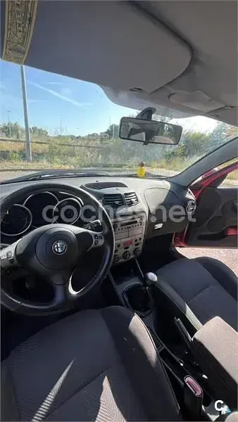 Usado Alfa Romeo 147 Impression 100 CV (73 kW) 2004 Rojo Utilitario