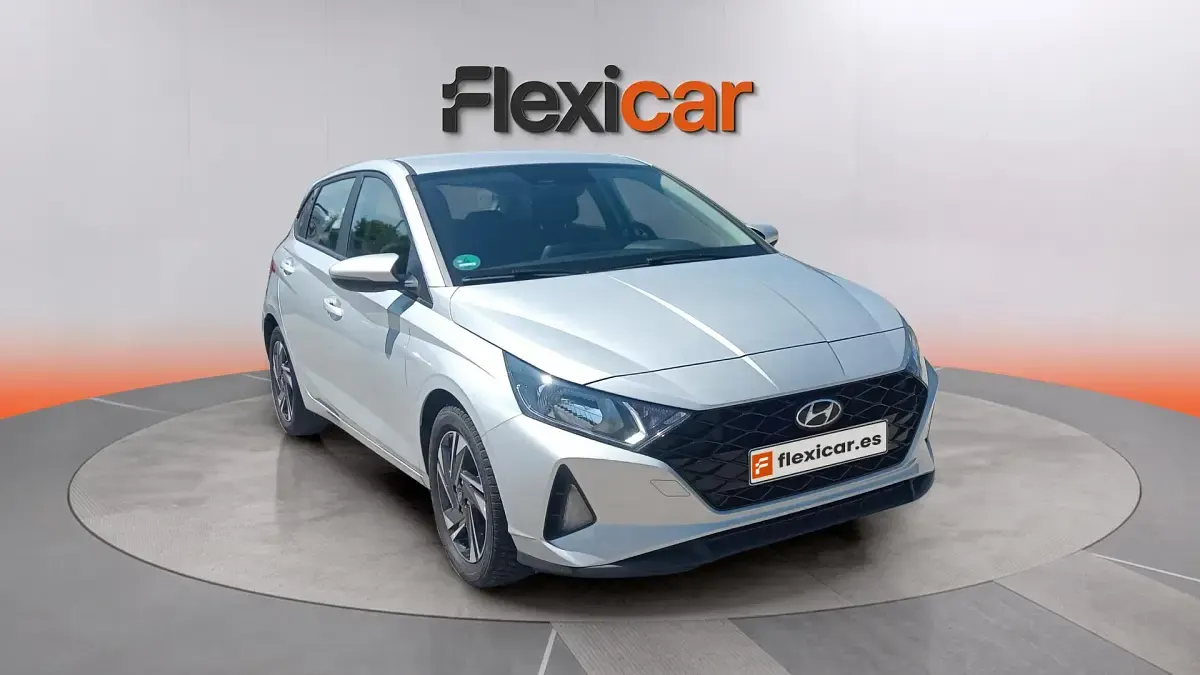 Usado Hyundai i20 101 CV (74 kW) 2023 Gris Utilitario