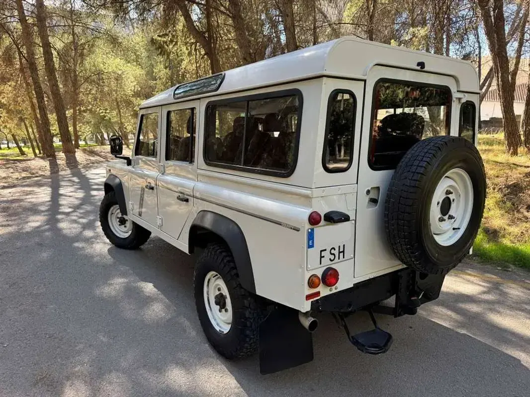 Używany Land Rover Defender 122 KM (89 kW) 2007 Biały Kombi