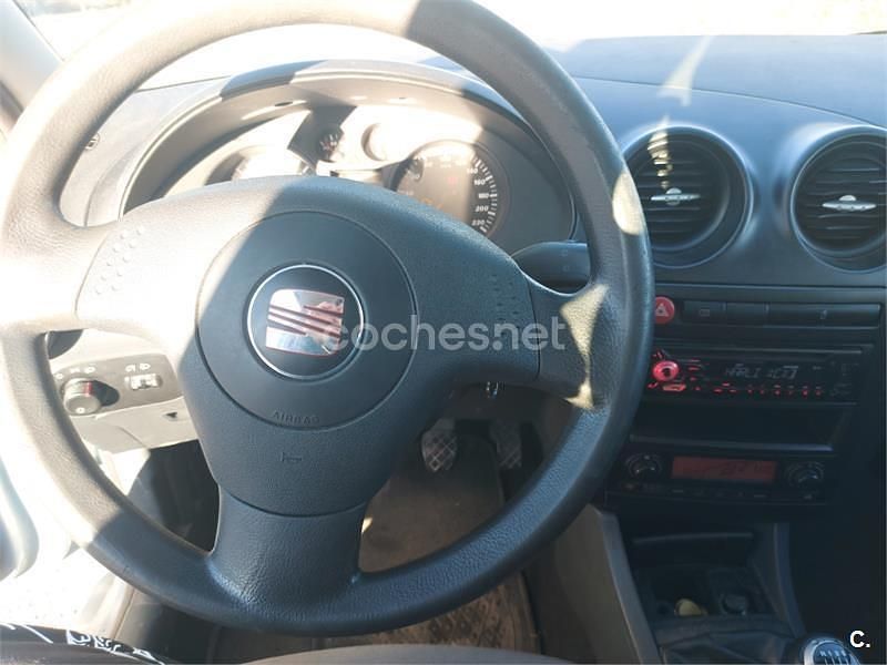 Usado Seat Ibiza Sport 100 CV (73 kW) 2005 Azul Berlina