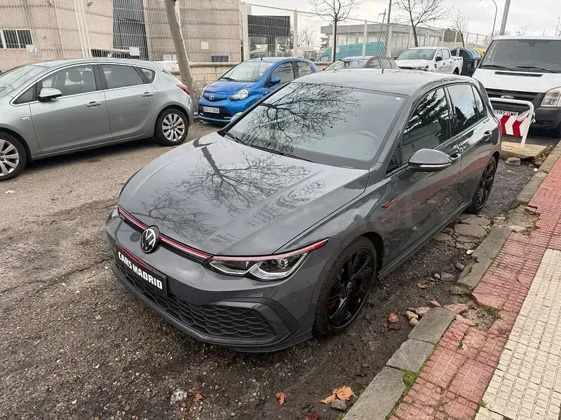 Usado VW Golf VIII GTI 245 CV (180 kW) 2022 Gris / plata Berlina