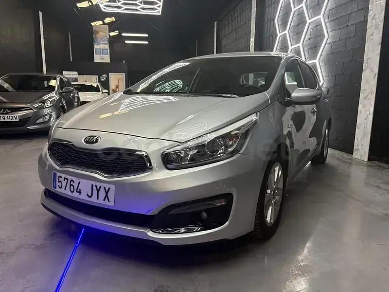 Usado Kia Ceed GT 136 CV (100 kW) 2017 Gris / plata Berlina
