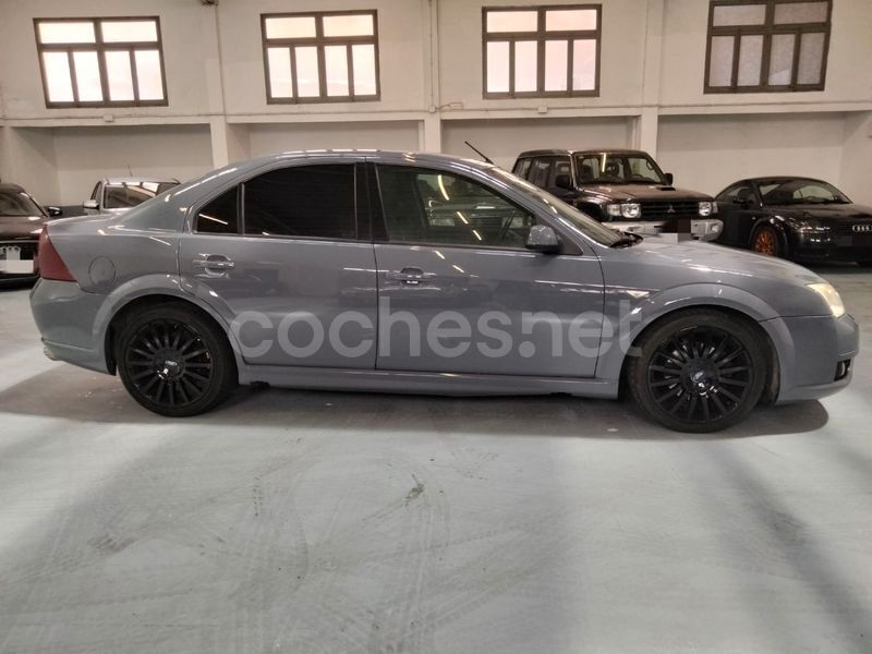 Usado Ford Mondeo ST 220 CV (161 kW) 2002 Gris / plata Berlina
