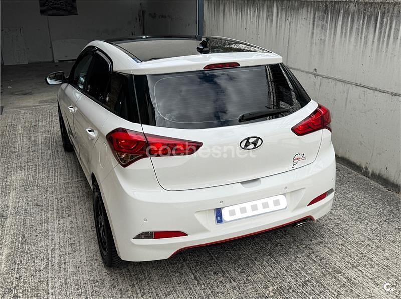 Usado Hyundai i20 90 CV (66 kW) 2017 Blanco Berlina