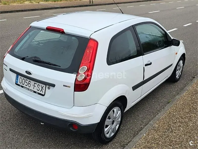Usado Ford Fiesta Ambiente 68 CV (50 kW) 2007 Blanco Utilitario
