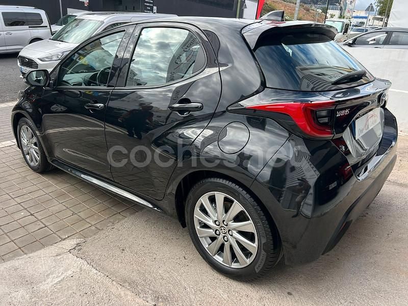 Usado Toyota Yaris Hybrid Active 116 CV (85 kW) 2022 Negro Berlina