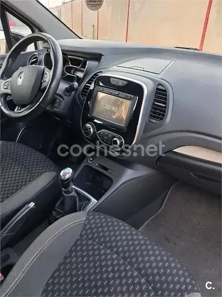 Usado Renault Captur Zen 120 CV (88 kW) 2017 Beige SUV