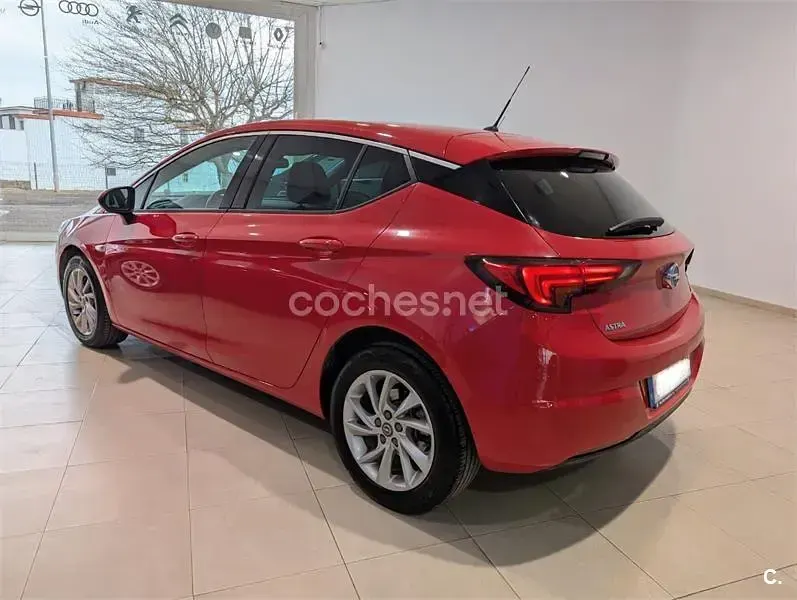 Usado Opel Astra Dynamic 136 CV (100 kW) 2019 Rojo Berlina