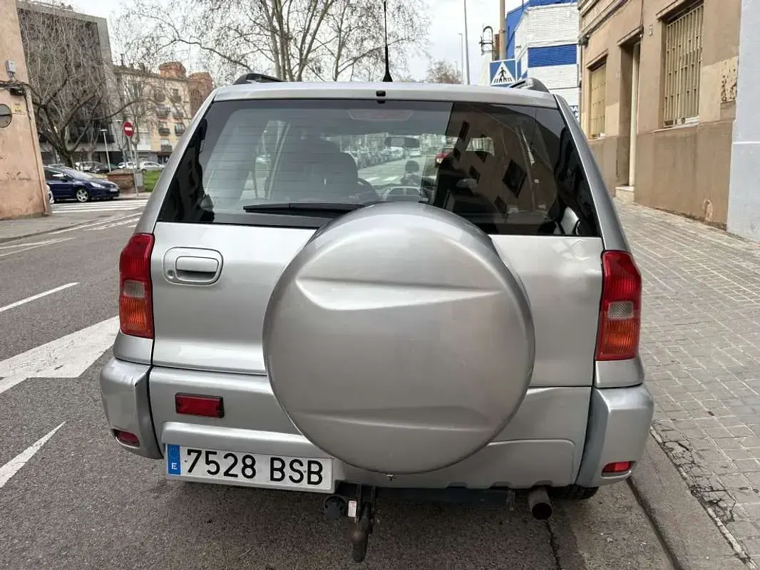 Usado Toyota RAV4 Sol 150 CV (110 kW) 2002 Gris / plata SUV