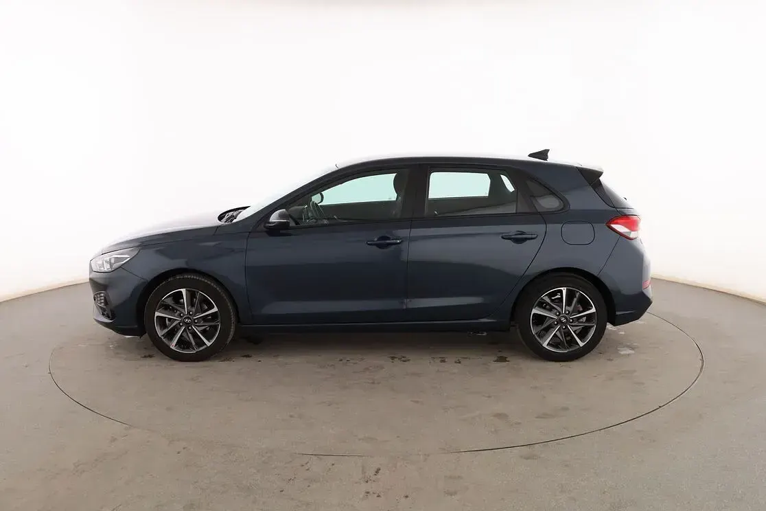 Usado Hyundai i30 110 CV (80 kW) 2022 Verde Berlina