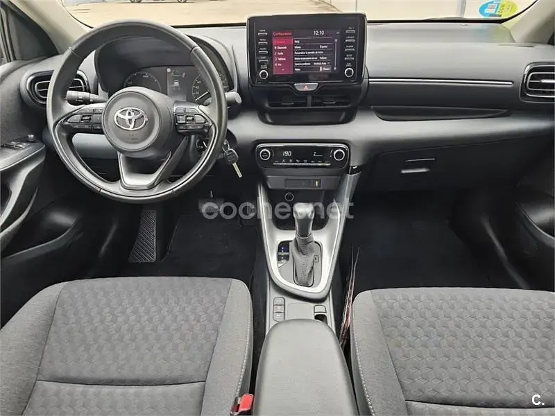 Usado Toyota Yaris Hybrid Active 116 CV (85 kW) 2021 Gris / plata Berlina