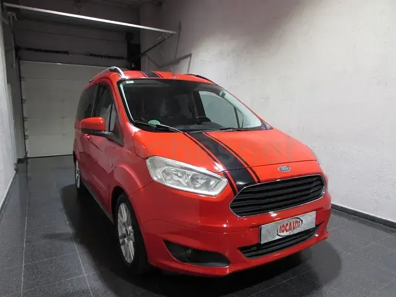 Usado Ford Tourneo Courier Titanium 100 CV (73 kW) 2016 Rojo Monovolumen