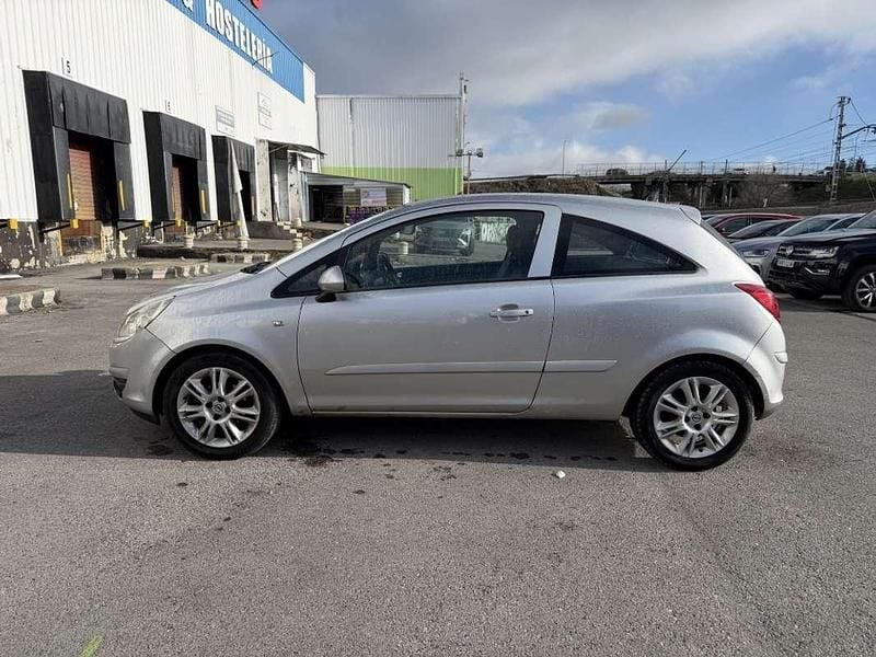Usado Opel Corsa Enjoy 90 CV (66 kW) 2007 Plateado Utilitario