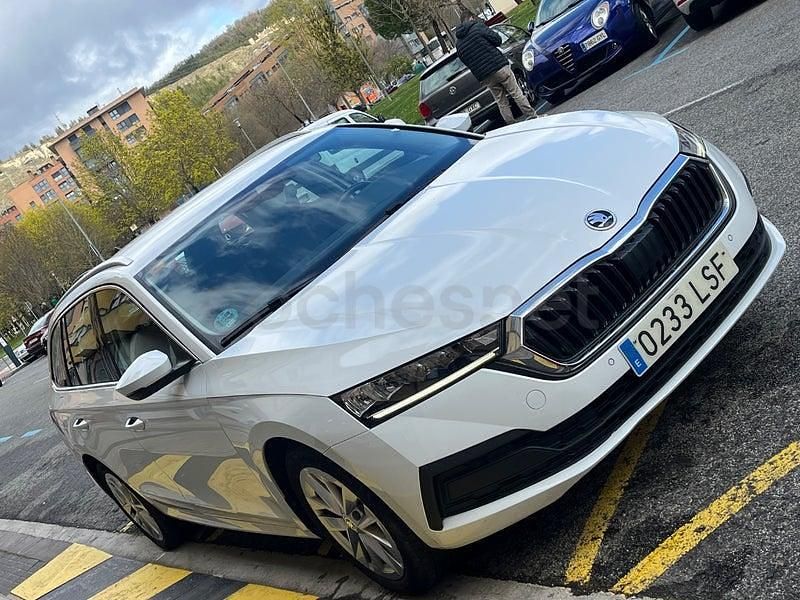 Usado Skoda Octavia Ambition 150 CV (110 kW) 2021 Blanco Familiar