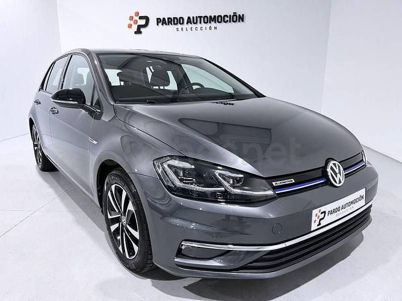 Usado VW Golf VIII Edition 130 HP (95 kW) 2020 Cinzento Sedan