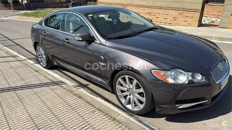 Usado Jaguar XF Premium Luxury 207 CV (152 kW) 2009 Violeta / lila Berlina