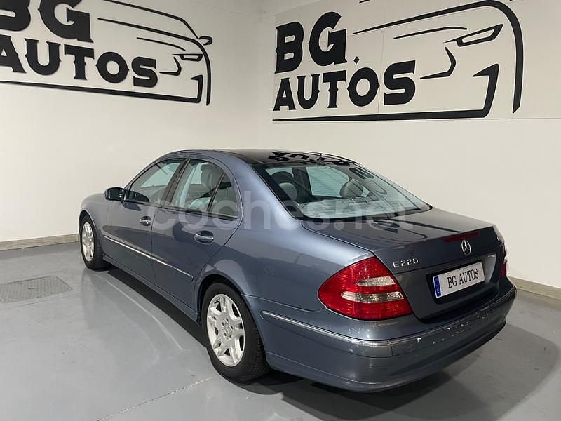 Usado Mercedes E220 Avantgarde 150 CV (110 kW) 2005 Azul Berlina