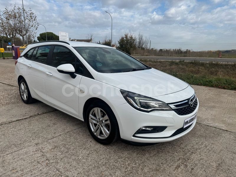 Usado Opel Astra Selective 110 CV (80 kW) 2019 Blanco Familiar