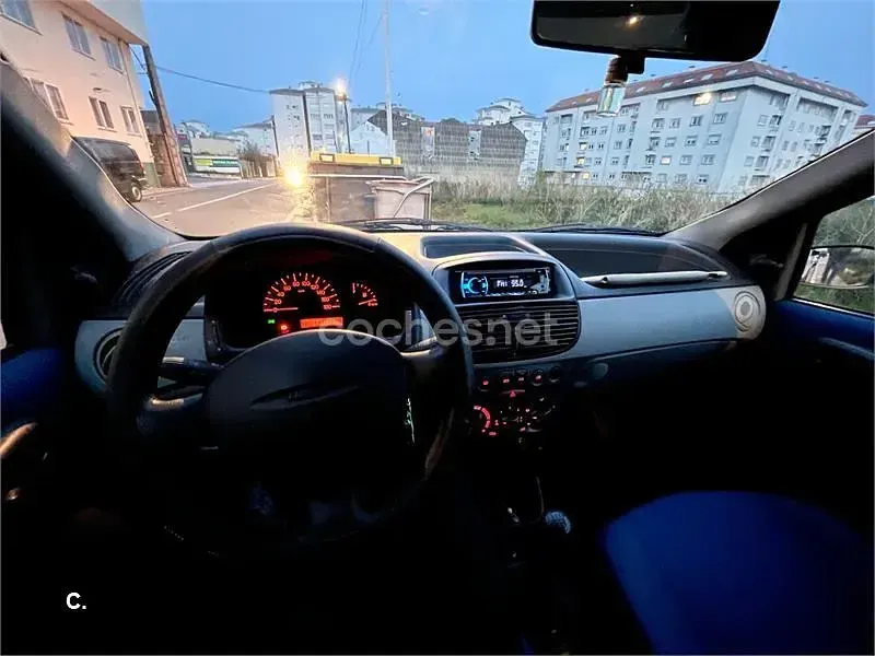 Usado Fiat Punto 60 CV (44 kW) 2000 Amarillo Utilitario